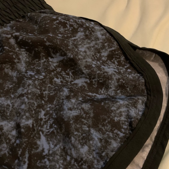 Under Armor Semi-Fitted Heat Gear Run Shorts with Inner Lining - Size Small - Picture 2 of 10